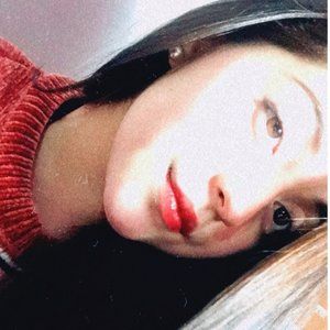 Meet your Posher, Mía